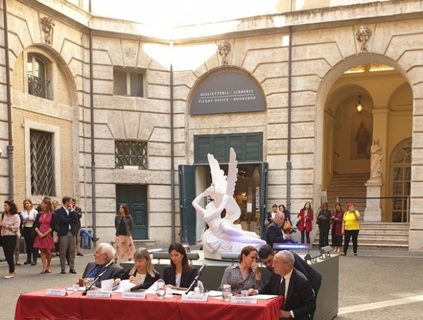 01 Conferenza stampa nel cortile del Palazzo Braschi